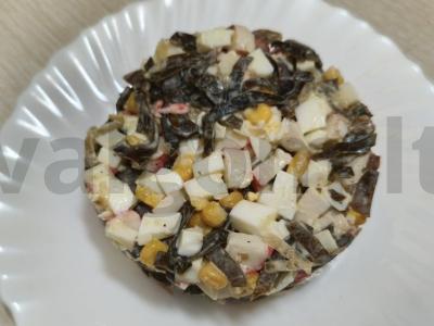 Salotos su jūros kopūstais ir krabų lazdelėmis pagrindine nuotrauka