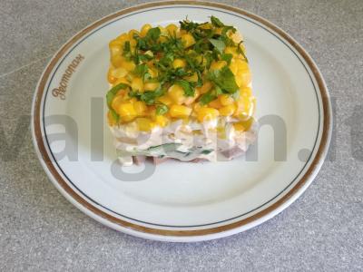 Salotas su virta jautienos liežuviu, bulvėmis ir kukurūzais pagrindine nuotrauka