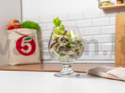 Salotas su kiaulės liežuviu taurėje pagrindine nuotrauka