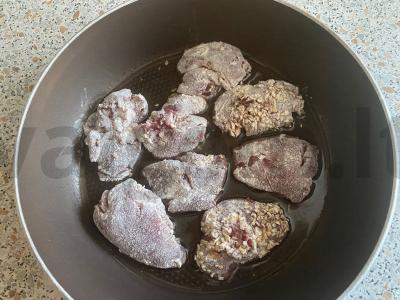 Vištienos kepenėlės grietinėlėje ir džiūvėsėliuose Žingsnis 7