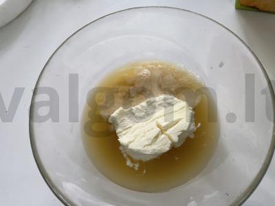 Pieninis kokteilis su ananasų sultimis ir raugintu pienu Žingsnis 3