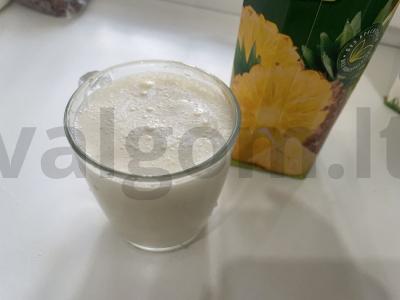 Pieninis kokteilis su ananasų sultimis ir raugintu pienu pagrindine nuotrauka