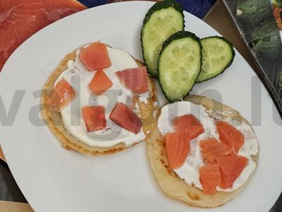 Blynai su silpna sūdyta lašiša ir grietine pagrindine nuotrauka