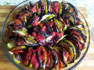 Ratatouille su daržovėmis ir prieskoniais pagrindine nuotrauka