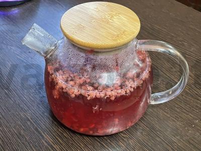 Arbata su avietėmis, granatu ir medumi pagrindine nuotrauka