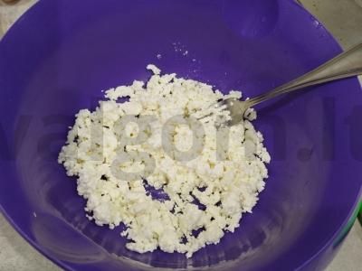 Sūrio blynai su pomidorais ir sūriu Žingsnis 1