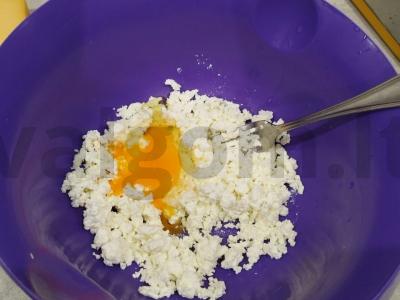 Sūrio blynai su pomidorais ir sūriu Žingsnis 2