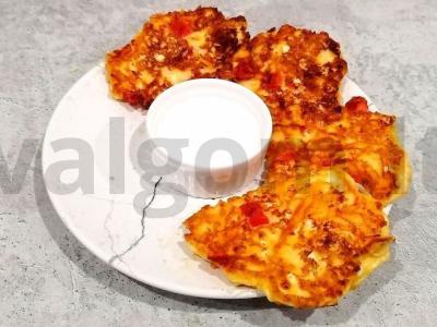 Sūrio blynai su pomidorais ir sūriu pagrindine nuotrauka