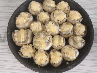 Šampinjonai, įdaryti šonine ir suluguni sūriu Žingsnis 4