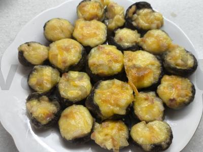 Šampinjonai, įdaryti šonine ir suluguni sūriu pagrindine nuotrauka