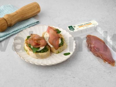 Brusketa su pesto ir kalakutienos krūtinėle pagrindine nuotrauka