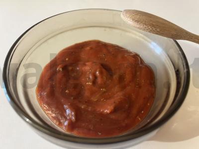 Pomidorų padažas su prieskoniais picai pagrindine nuotrauka