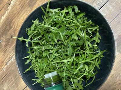 Salotas su persimonu, rukola, pomidorais ir sūriu Žingsnis 1