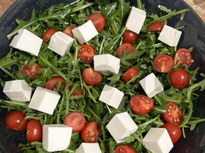 Salotas su persimonu, rukola, pomidorais ir sūriu Žingsnis 3