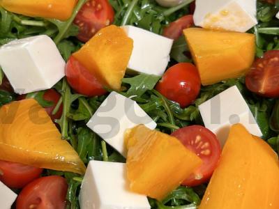 Salotas su persimonu, rukola, pomidorais ir sūriu Žingsnis 4