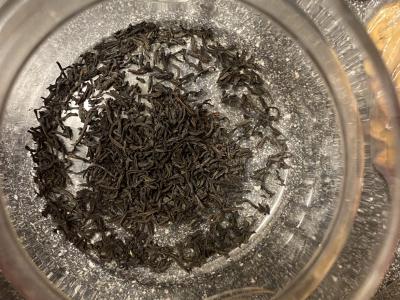 Juodasis arbata su našlaitėmis, obuoliu ir žvaigždiniu anyžiu Žingsnis 1