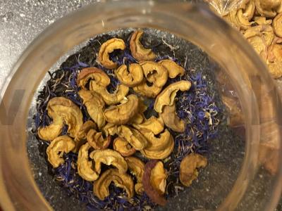 Juodasis arbata su našlaitėmis, obuoliu ir žvaigždiniu anyžiu Žingsnis 3