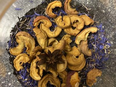 Juodasis arbata su našlaitėmis, obuoliu ir žvaigždiniu anyžiu Žingsnis 4