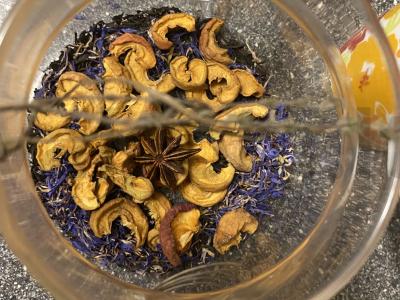 Juodasis arbata su našlaitėmis, obuoliu ir žvaigždiniu anyžiu Žingsnis 5