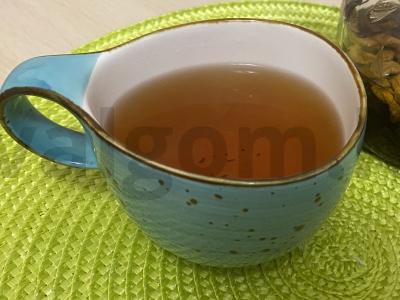 Juodasis arbata su našlaitėmis, obuoliu ir žvaigždiniu anyžiu pagrindine nuotrauka