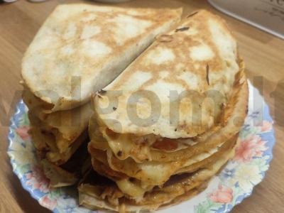 Kvesadija su vištiena ir sūriu pagrindine nuotrauka