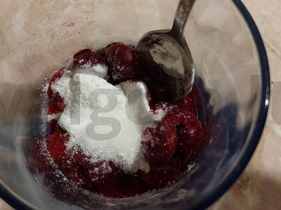 Sluoksniuota tešla su vyšniomis ir bananais Žingsnis 1