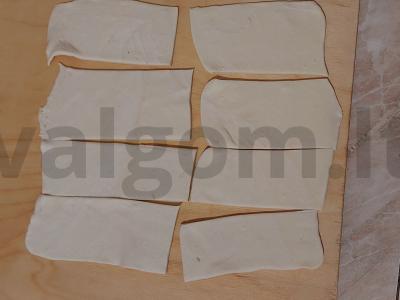 Sluoksniuota tešla su vyšniomis ir bananais Žingsnis 2