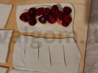 Sluoksniuota tešla su vyšniomis ir bananais Žingsnis 3