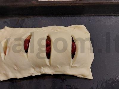 Sluoksniuota tešla su vyšniomis ir bananais Žingsnis 4