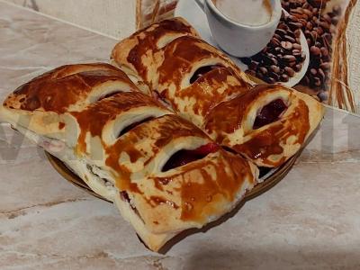 Sluoksniuota tešla su vyšniomis ir bananais pagrindine nuotrauka