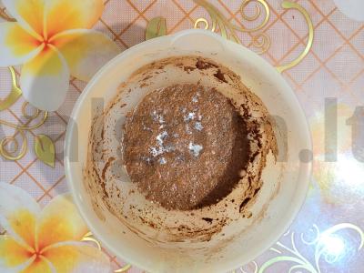 Šokoladiniai keksiukai su razinomis mikrobangų krosnelėje Žingsnis 1