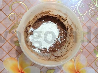 Šokoladiniai keksiukai su razinomis mikrobangų krosnelėje Žingsnis 2