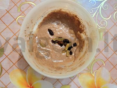 Šokoladiniai keksiukai su razinomis mikrobangų krosnelėje Žingsnis 3