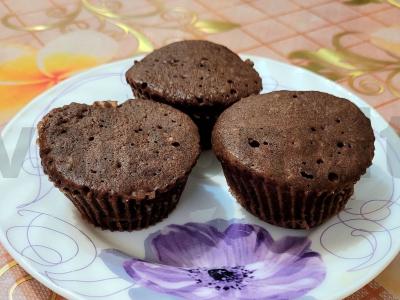 Šokoladiniai keksiukai su razinomis mikrobangų krosnelėje pagrindine nuotrauka