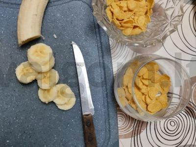 Jogurtinė pusryčių patiekalas su kukurūzų dribsniais, bananais ir pušų riešutais Žingsnis 1