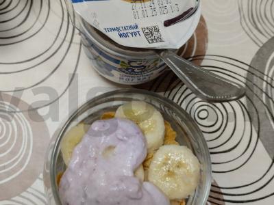 Jogurtinė pusryčių patiekalas su kukurūzų dribsniais, bananais ir pušų riešutais Žingsnis 2