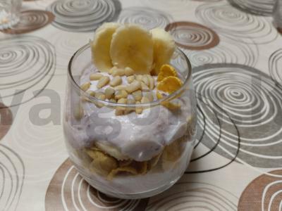Jogurtinė pusryčių patiekalas su kukurūzų dribsniais, bananais ir pušų riešutais Žingsnis 3