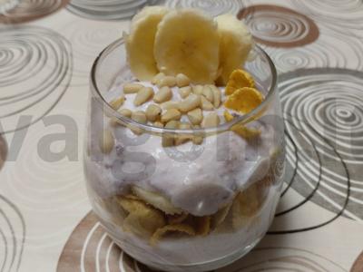 Jogurtinė pusryčių patiekalas su kukurūzų dribsniais, bananais ir pušų riešutais pagrindine nuotrauka