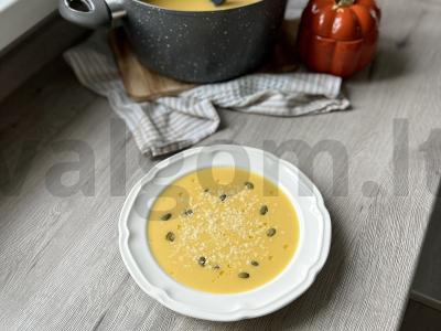 Moliūgų kreminė sriuba su parmezano sūriu pagrindine nuotrauka