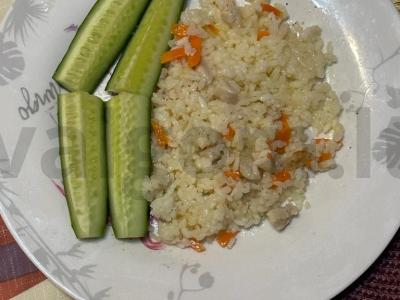 Plovas su kalakutiena ir šviežiu agurku pagrindine nuotrauka