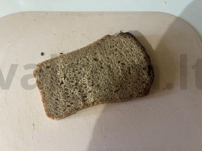 Užkandžiai šventiniam stalui iš ruginių duonos, varškės sūrio ir menkės kepenų Žingsnis 1