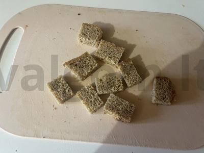 Užkandžiai šventiniam stalui iš ruginių duonos, varškės sūrio ir menkės kepenų Žingsnis 2