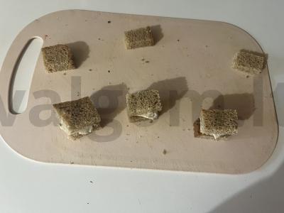 Užkandžiai šventiniam stalui iš ruginių duonos, varškės sūrio ir menkės kepenų Žingsnis 5