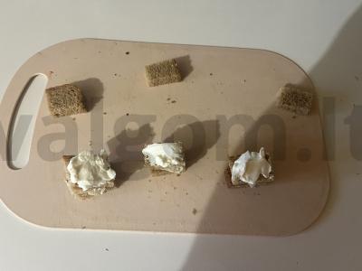 Užkandžiai šventiniam stalui iš ruginių duonos, varškės sūrio ir menkės kepenų Žingsnis 6