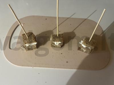 Užkandžiai šventiniam stalui iš ruginių duonos, varškės sūrio ir menkės kepenų Žingsnis 8