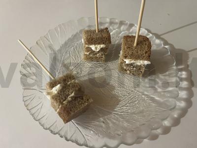 Užkandžiai šventiniam stalui iš ruginių duonos, varškės sūrio ir menkės kepenų pagrindine nuotrauka