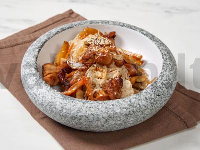 Vištiena su daržovėmis pagal korėjietišką receptą pagrindine nuotrauka