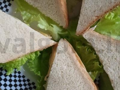 Sotūs sumuštinis su Cezario padažu pagrindine nuotrauka