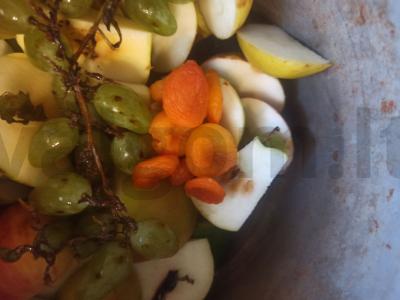 Obuolių, vynuogių ir džiovintų abrikosų kompotas Žingsnis 3