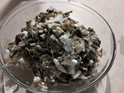 Salotos su jūros kopūstais ir kiaušiniu pagrindine nuotrauka